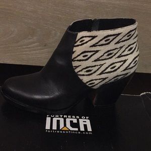 Fortress of Inca Black and white ankle boots 6